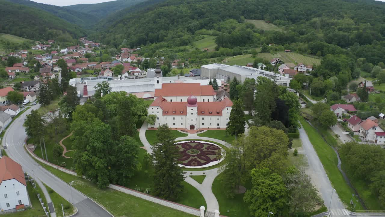 Zámek Turković, jezuitský zámek poblíž obce a zelených hor v Kutjevu, Chorvatsko