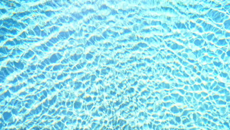 Wellen-Im-Poolwasser,-Oberfläche-Des-Blauen-Schwimmbeckens,-Statische-Aufladung-überbelichtet