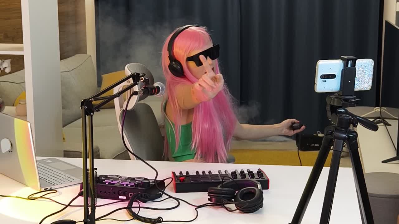 productora de música femenina en el estudio casero