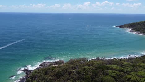 vista aérea de una península hacia el océano