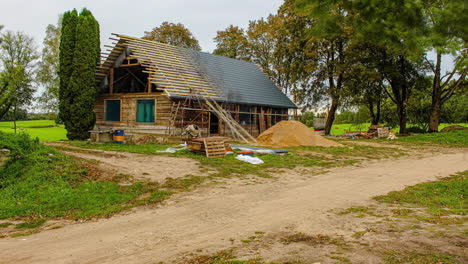 lapso de un año de renovación de casa rural de madera, cuatro estaciones