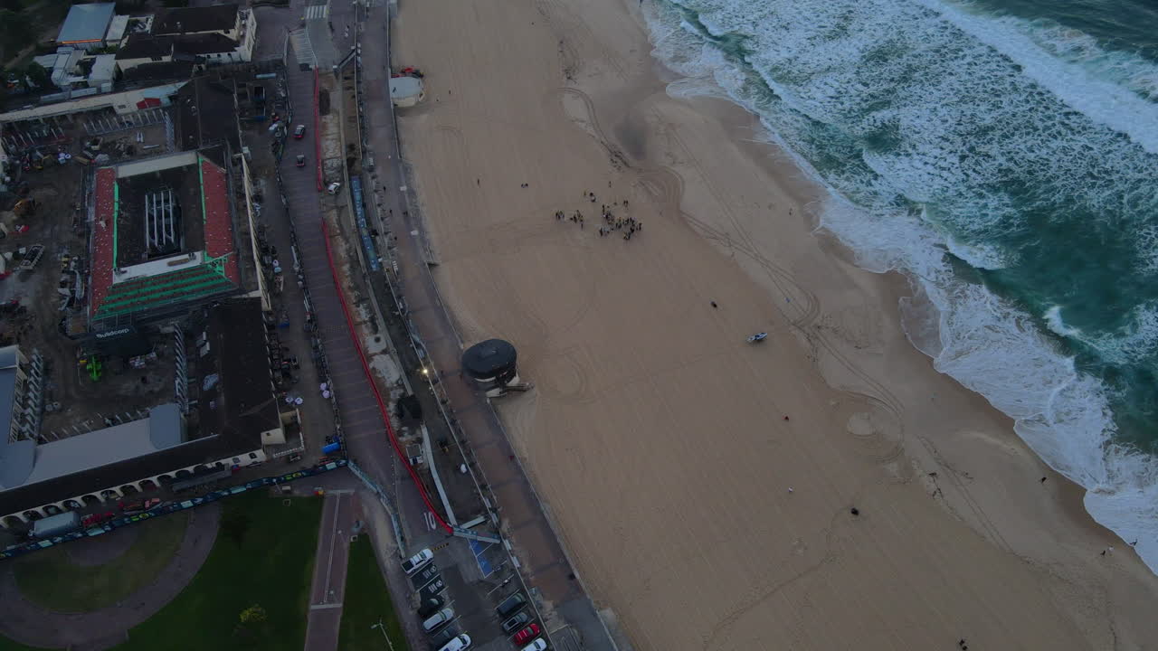 밤에 본디 해변의 드론 샷