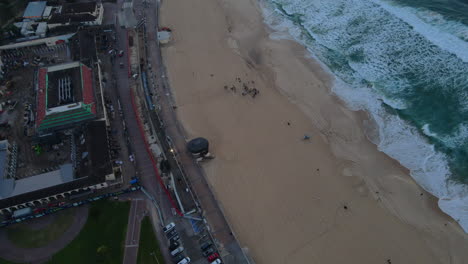 toma de dron de la playa de bondi en la noche