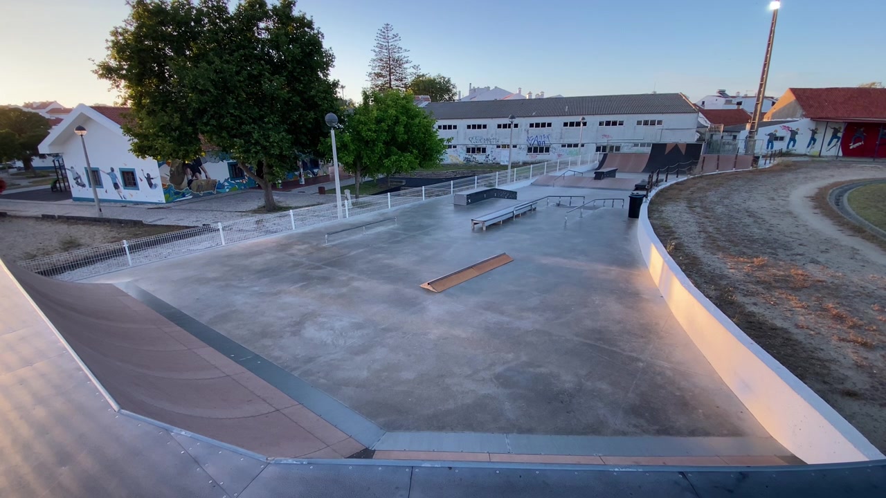 Modern skatepark met diverse ramps, rails en boxes, klaar voor actie onder de heldere ochtendhemel in een openbaar recreatiegebied