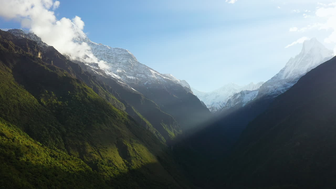 fotografía épica del drone de los rayos del sol brillando a través de las montañas annapurna, nepal