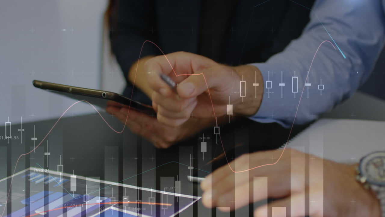 animación de múltiples gráficos, números sobre compañeros de trabajo caucásicos discutiendo informes en una tableta digital