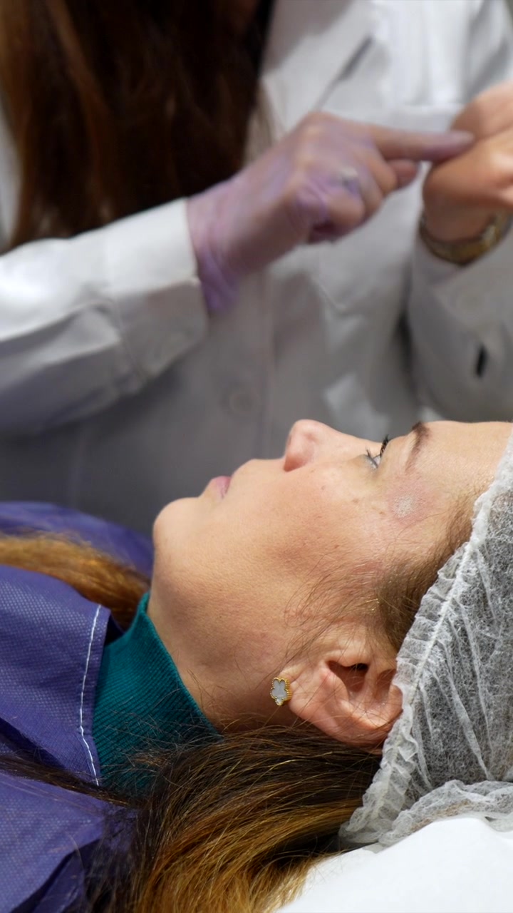 Dermatologo in consultazione con un paziente prima di una procedura estetica