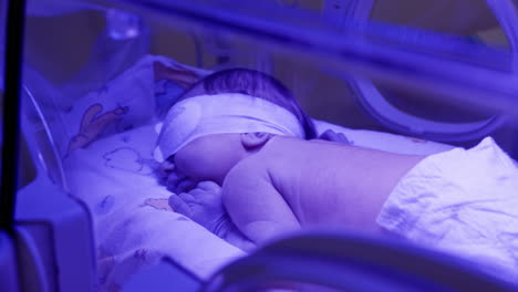bebé prematuro en incubadora