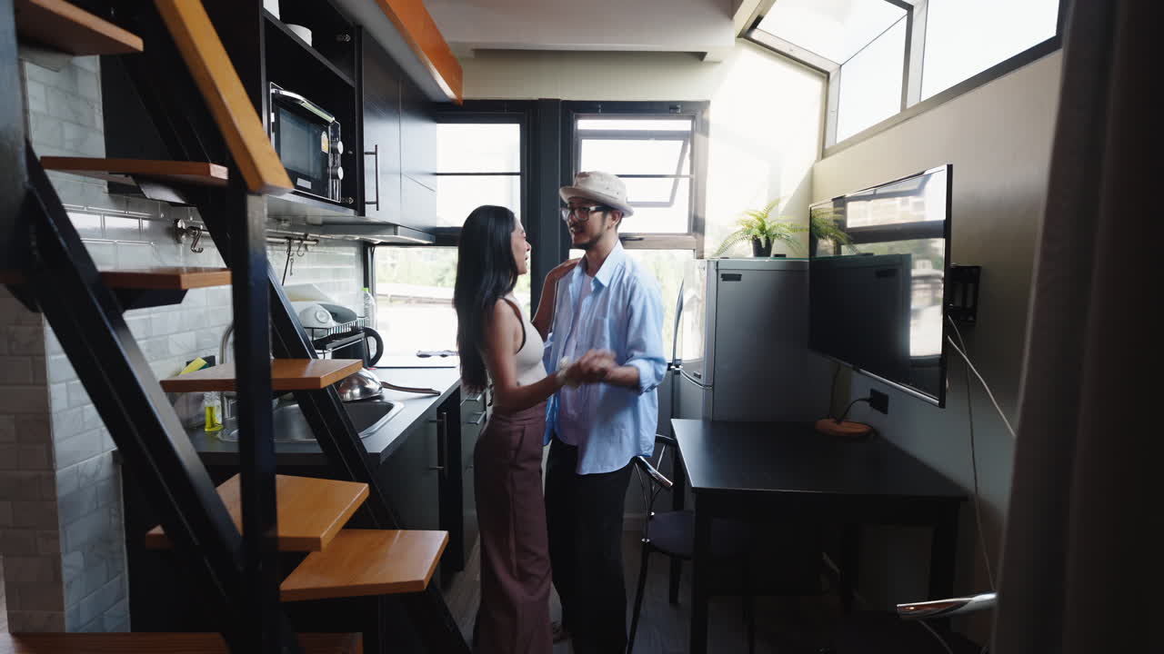 Casal dançando na cozinha