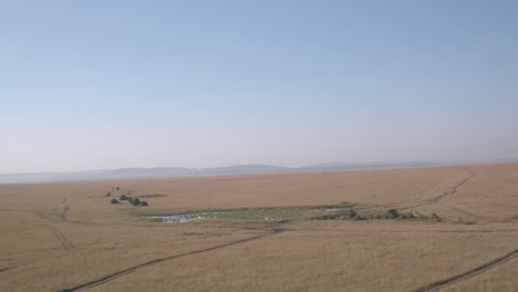 video aéreo de la sabana africana con un pozo de agua