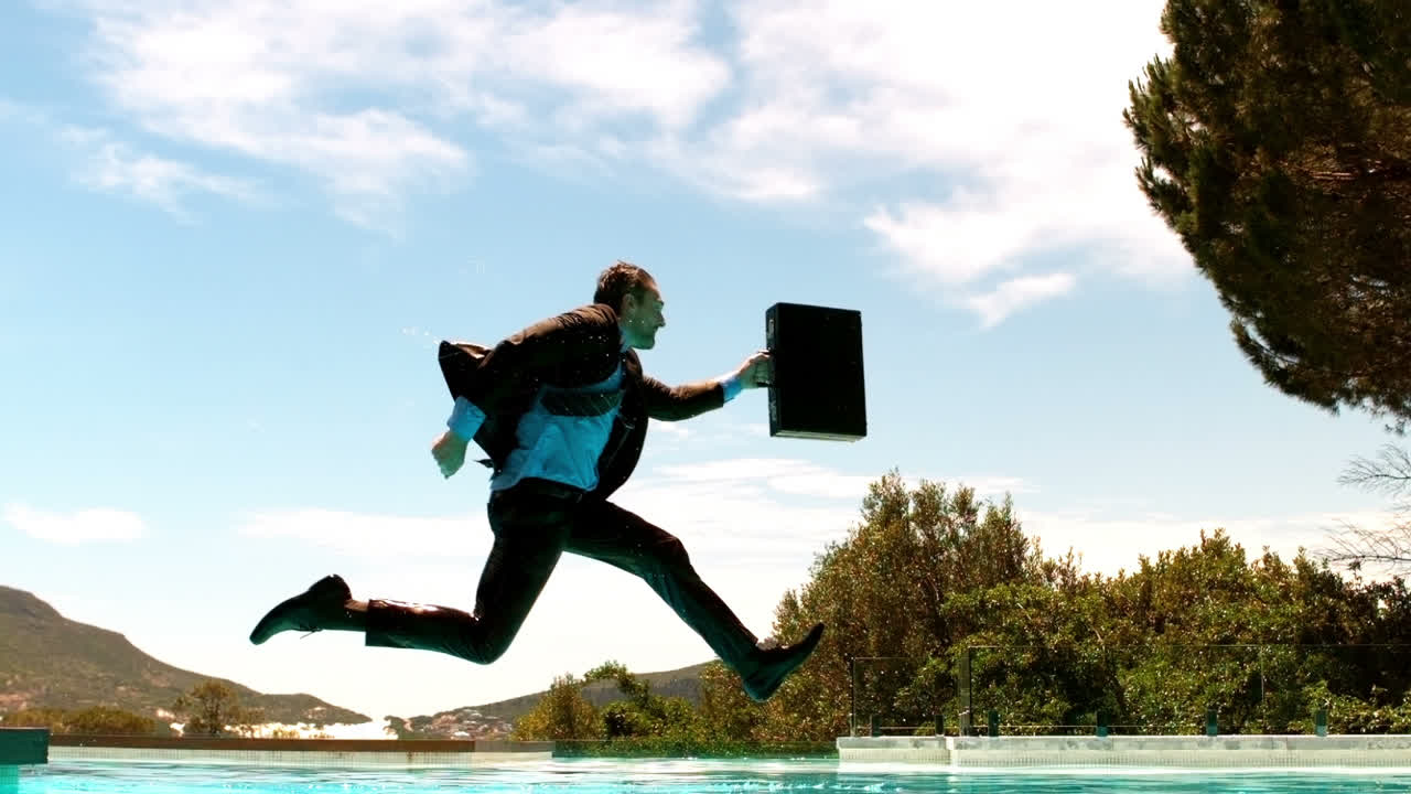 hombre de negocios saltando en la piscina