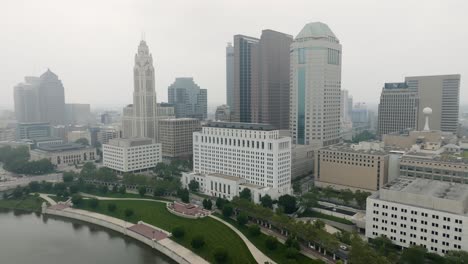 Vista-Aérea-De-Columbus-Ohio-Desde-Genova-Park-En-Un-Día-De-Niebla-Y-Humo