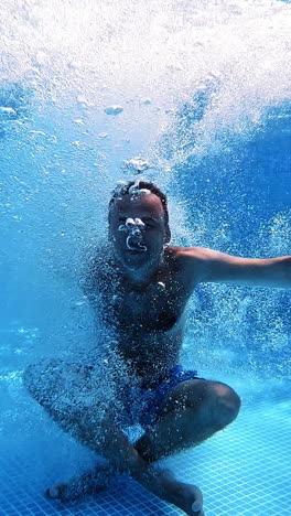 hombre nadando bajo el agua en una piscina