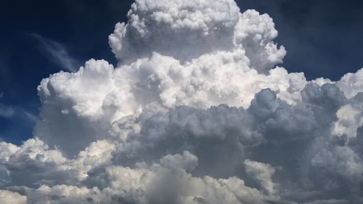 Starker Blitz am stürmischen, dunklen Himmel.