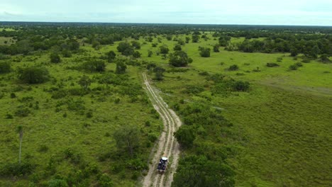 volando sobre un camión con turista en pantanal safari - brasil