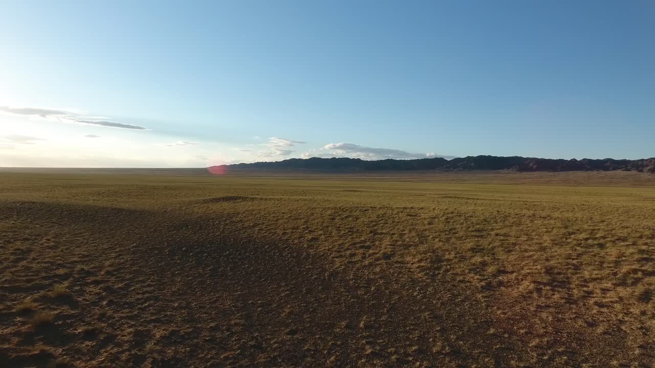 Luftfoto med drone over steppe i Gobi-ørkenen, Mongoliet.