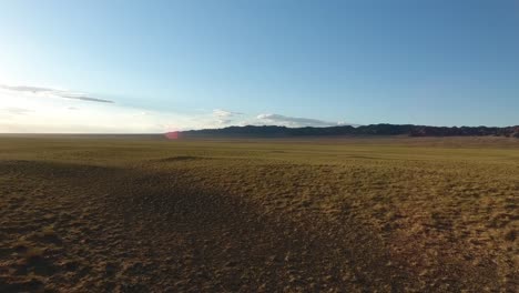 Luftdrohnenaufnahme-über-Der-Steppe-In-Der-Wüste-Gobi,-Mongolei