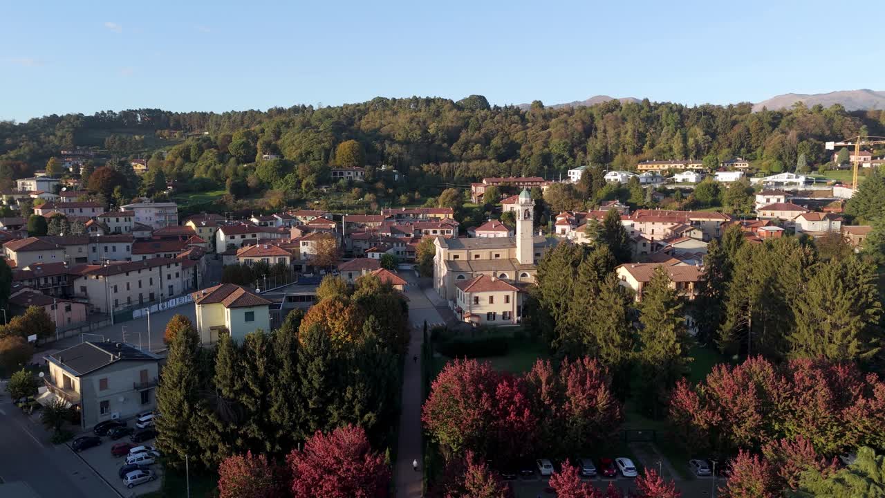 vista aérea de una iglesia en capiago intimiano, italia