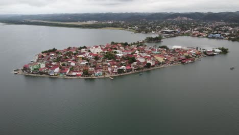 Órbitas-Aéreas-De-La-Isla-Flores-En-El-Lago-Petén-Itzá-En-El-Norte-De-Guatemala.