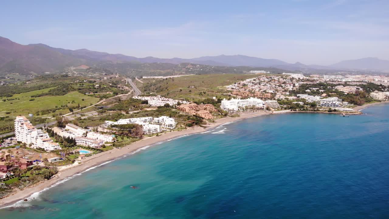 vista aérea de la playa con apartamentos y hoteles en estepona en la costa del sol.