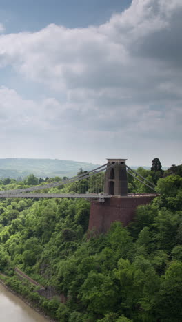 el lapso de tiempo del puente colgante de clifton en bristol, reino unido en vertical