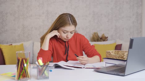 estudiante mujer pensativa, ansiedad por el futuro, baja motivación.