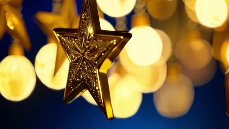 adornos de estrellas doradas con cálidas luces navideñas