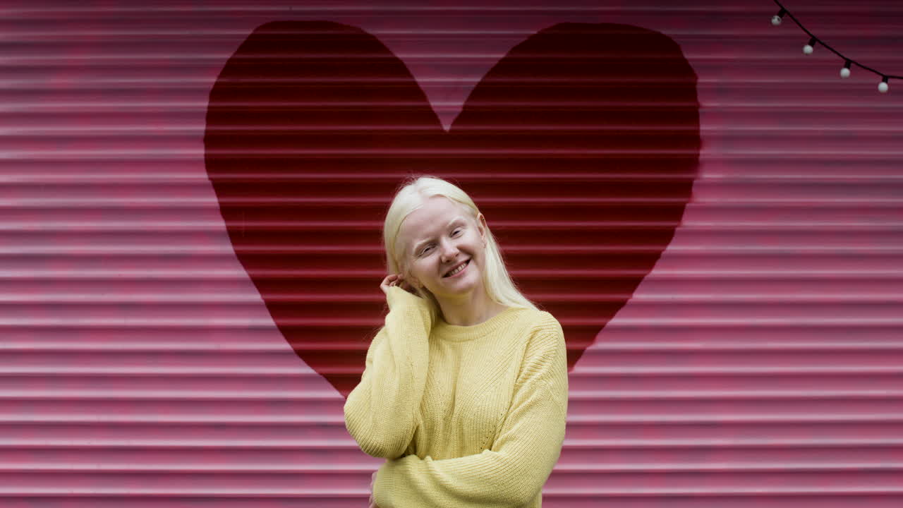 행복한 젊은 여성이 포즈를 취하고 있습니다.