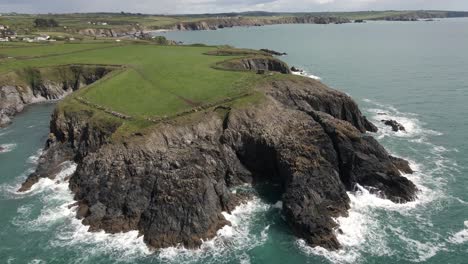 Toma-De-Drone-De-Una-Pequeña-Península-En-Irlanda-Del-Sur.