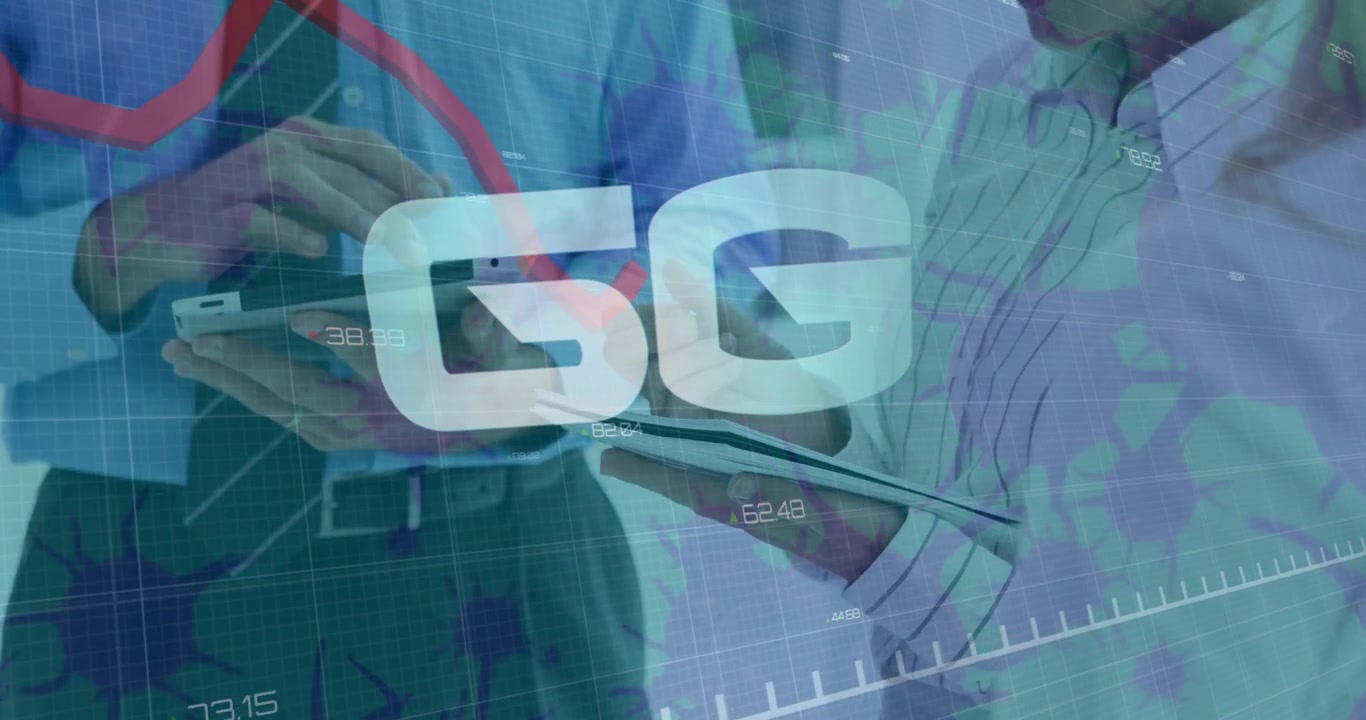Анимация обработки данных и текста 6G над бизнесменами разных национальностей в офисе.
