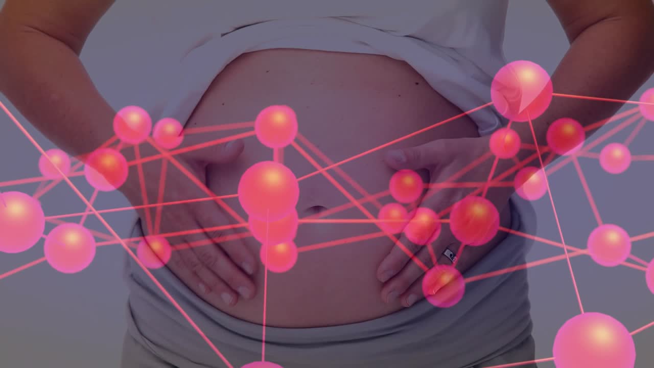 Donna incinta che solleva il top e accarezza il pancione mentre una rete sanitaria olografica pulsa sul busto.