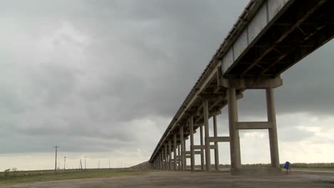 Eine-Zeitrafferaufnahme-Einer-Erhöhten-Brücke,-Während-Sich-Ein-Sturm-Nähert