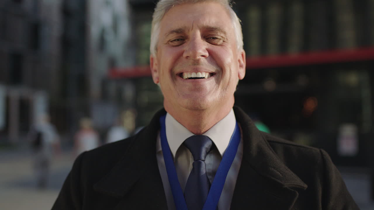 성공적 인 고위 사업가 의 초상화 ceo 는 해가 지는 도시 사무실 건물 배경 에서 슈트 를 입은 카메라 에 즐겁게 웃고 있다