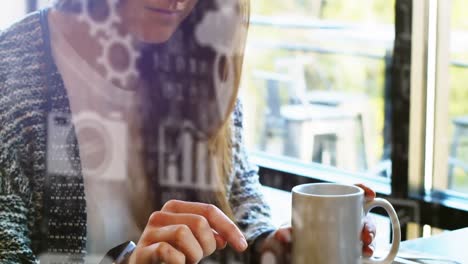 iconos digitales contra la mujer que usa tableta digital mientras bebe café