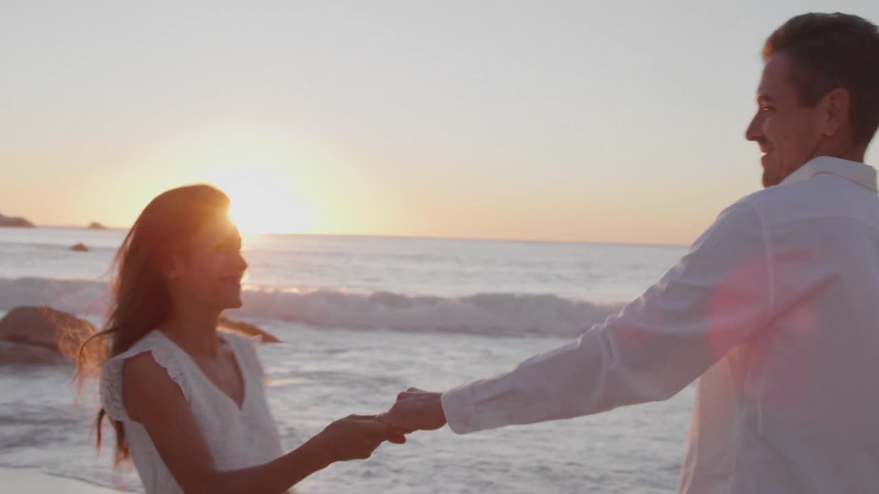 바 ⁇ 가에서 휴식을 취하는 젊은 성인 부부