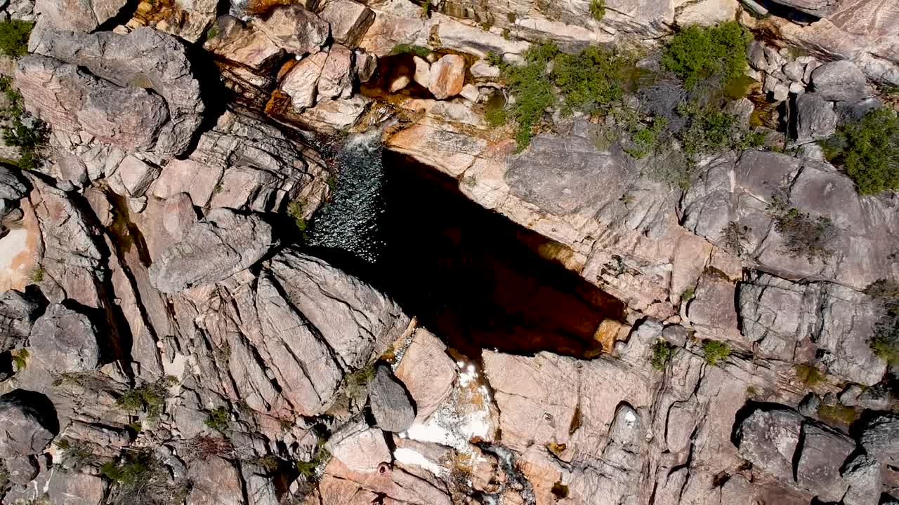 piscina de roca en un arroyo de montaña