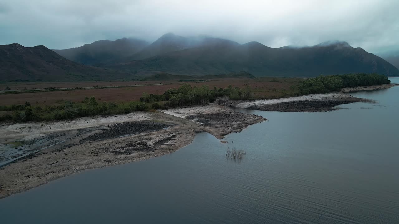 Pemandangan drone lanskap pegunungan di Tasmania dengan Danau Burbury di latar depan di Australia