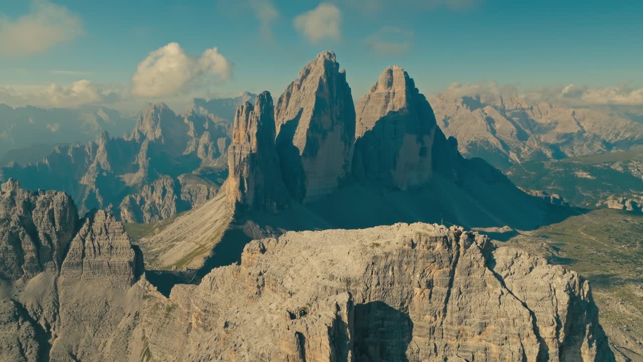Maestose Tre Cime nelle Dolomiti, Italia, sotto un cielo azzurro e limpido