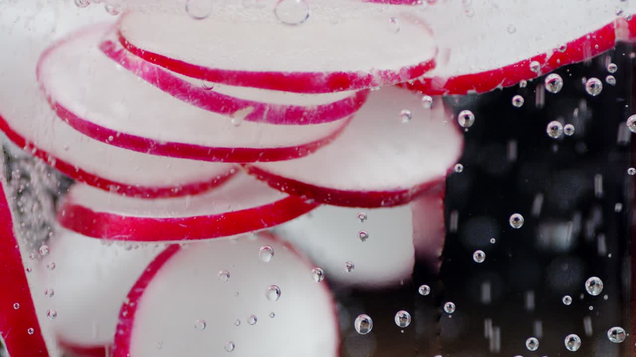 은 라디시 조각을 공기 거품으로 물에 습니다.