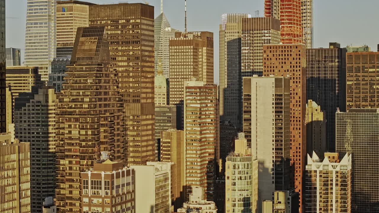 nueva york aerial v378 seguimiento sobrevuelo east river capturando el paisaje urbano frente al mar del centro de manhattan con luz solar dorada en las fachadas de los edificios - filmado con mavic 3 pro cine - septiembre 2023