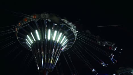 paseo en carrusel de cadena en la hora de la noche desde una perspectiva más baja