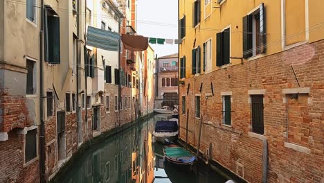 Malerischer-Blick-Auf-Das-Jüdische-Viertel-Von-Venedig-Mit-Booten-Auf-Dem-Kanal-Und-Kleidung,-Die-Zwischen-Häusern-Hängt,-Italien