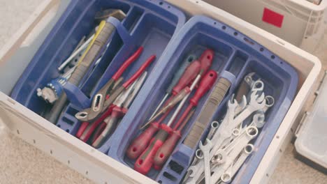 caja de herramientas de un mecánico con llaves, destornilladores y fórceps