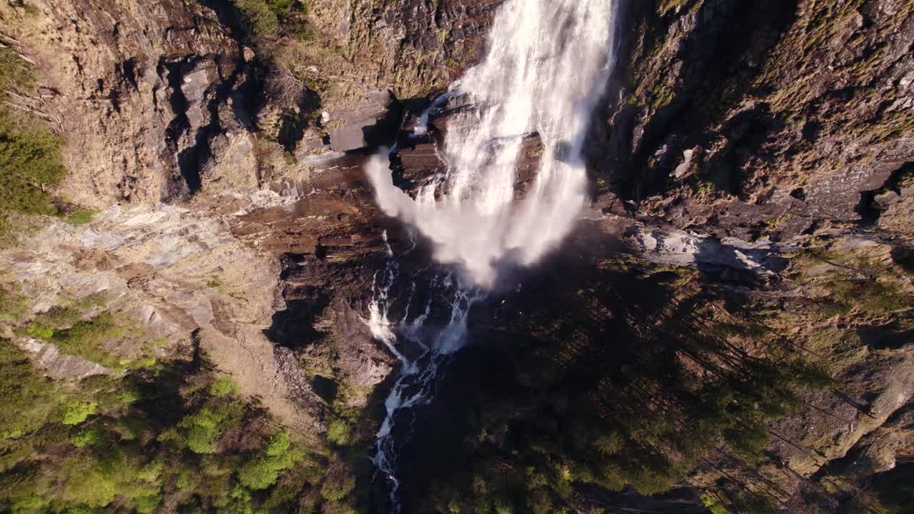 imágenes aéreas de drones con vistas de arriba hacia abajo de una pintoresca cascada en primavera en grindelwald en los alpes suizos