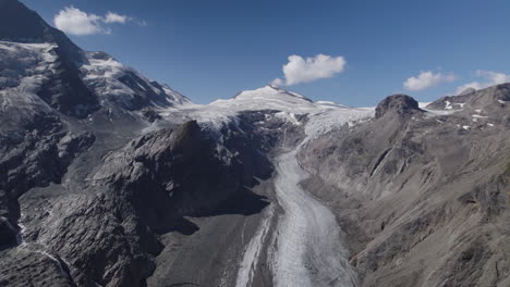 vista panorámica de un glaciar de montaña que desaparece desde los alpes austriacos, tomada por un dron