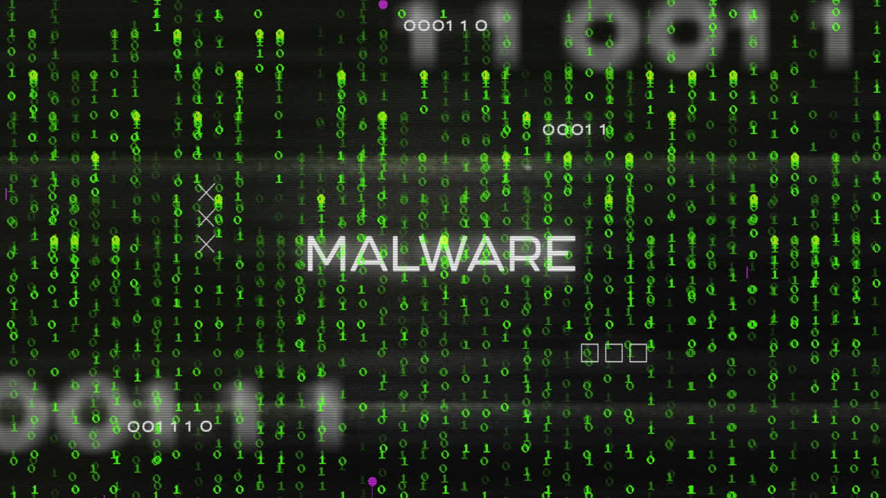 animación de texto de malware y procesamiento de datos de codificación binaria sobre placa de circuito