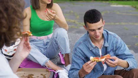 Amigos-Comiendo-Al-Aire-Libre