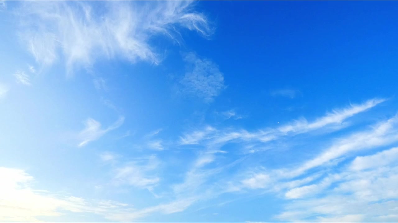 Timelapse di nuvole che si muovono attraverso un cielo azzurro limpido, catturando il movimento atmosferico naturale e il cambiamento del tempo in un paesaggio esterno tranquillo