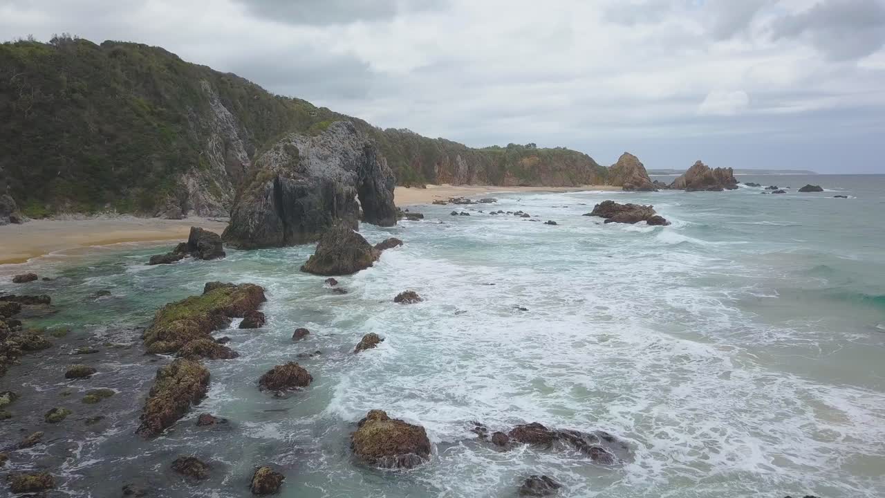 слоновьи скалы на австралийском побережье, культовый морской утес на скалистом пляже нового южного уэльса днем с разбивающимися волнами в ветреную погоду