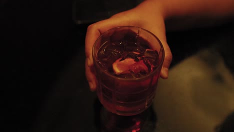 hand met een negroni cocktail in bangkok